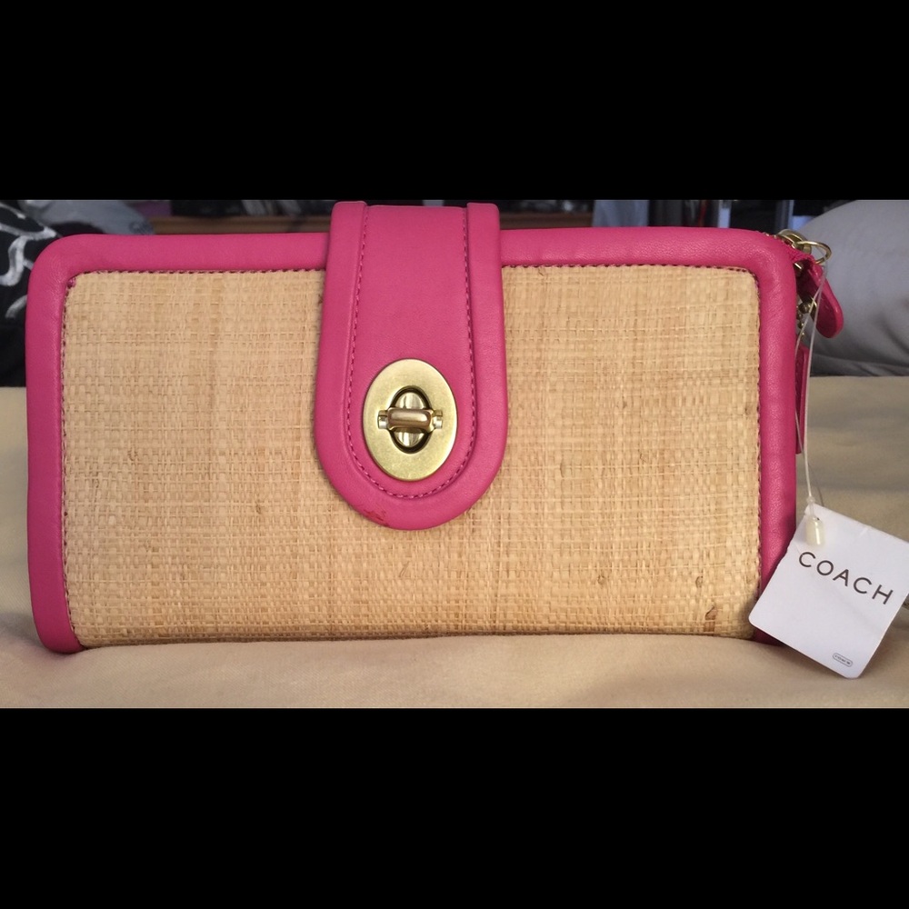 Authentic 💯 Coach clutch🎉